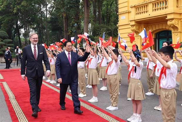 Ceremonie d’accueil du Premier ministre tcheque a Hanoi hinh anh 2