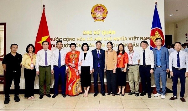 Une delegation de la ville de Hanoi en visite de travail au Laos hinh anh 2