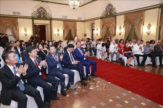Le president de l’AN Vuong Dinh Hue affirme les relations durables Vietnam-Cuba hinh anh 2