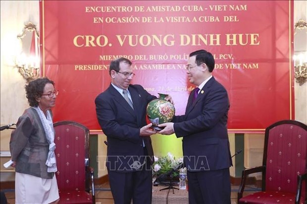 Le president de l’AN Vuong Dinh Hue affirme les relations durables Vietnam-Cuba hinh anh 1