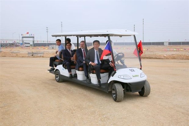 Le Premier ministre tcheque visite un projet automobile a Quang Ninh hinh anh 1