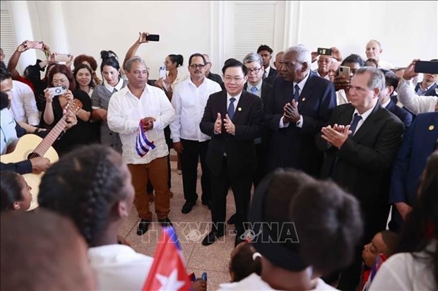 Les plus hauts legislateurs vietnamien et cubain se rendent a Santiago de Cuba hinh anh 4