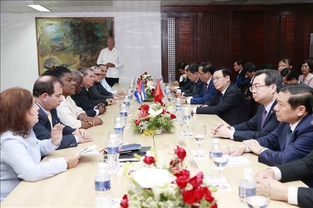 Le presidente de l'AN Vuong Dinh Hue rencontre des dirigeants de Santiago hinh anh 1