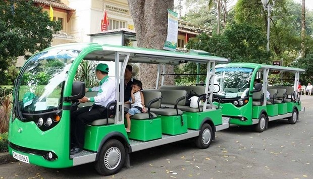Ho Chi Minh-Ville va piloter des voitures electriques pour les visites dans la ville hinh anh 1