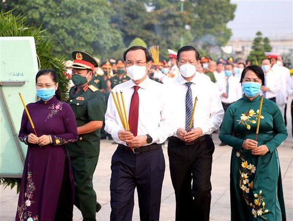 Des dirigeants de HCM-Ville offrent de l'encens pour commemorer les Morts pour la Patrie hinh anh 2