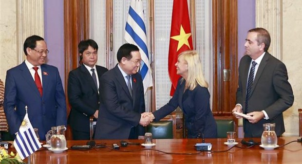 Signature d’un accord entre l’AN du Vietnam et les deux Chambres du Parlement de l’Uruguay hinh anh 1