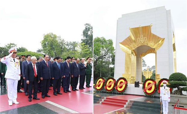 Les plus hauts dirigeants rendent hommage au President Ho Chi Minh hinh anh 1
