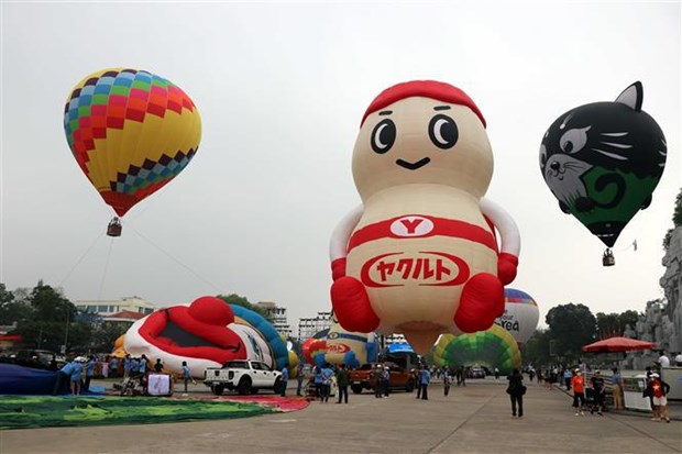 Ouverture du 2e Festival international de montgolfieres de Tuyen Quang hinh anh 1