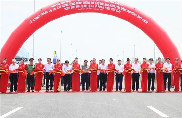 Le Premier ministre a l’inauguration de deux troncons de l’autoroute Nord-Sud a l’Est hinh anh 1