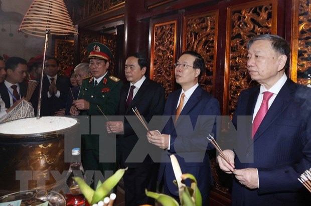 Le president Vo Van Thuong offre de l'encens aux rois fondateurs Hung hinh anh 1