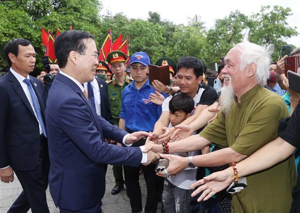 Le president Vo Van Thuong offre de l'encens aux rois fondateurs Hung hinh anh 2