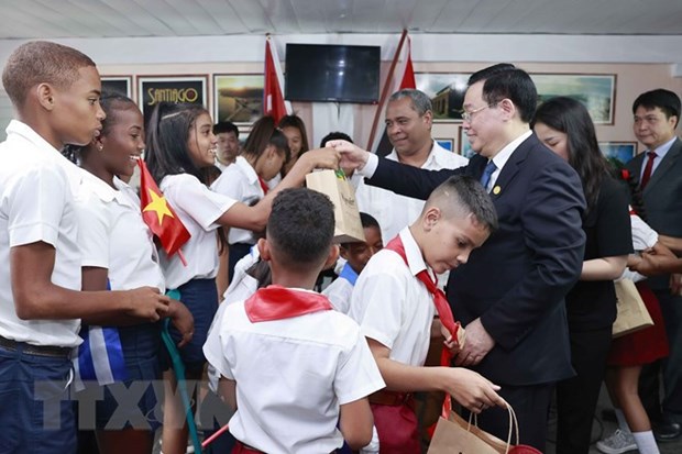 Le president de l'AN Vuong Dinh Hue termine sa visite a Cuba, en Argentine et en Uruguay hinh anh 2