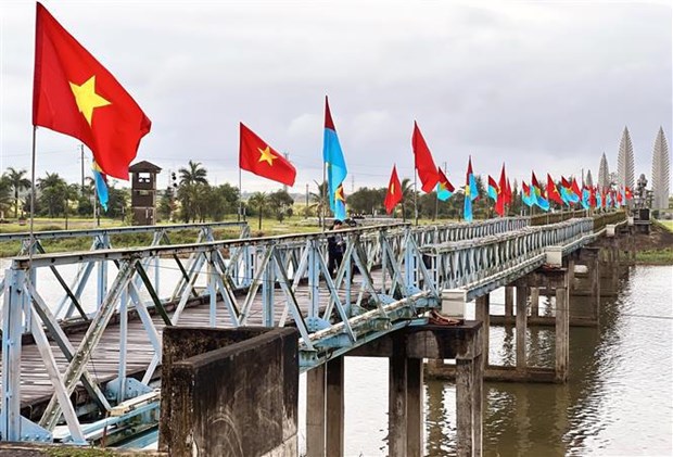 Ceremonie de lever du drapeau de la reunification nationale sur Hien Luong, a Quang Tri hinh anh 2