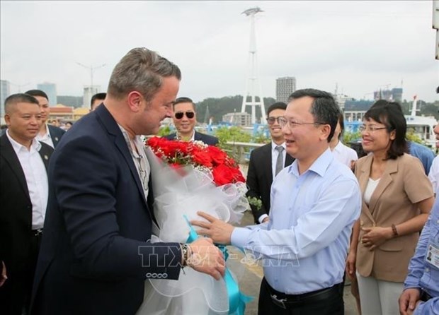 Le Premier ministre luxembourgeois Xavier Bettel visite la baie d’Ha Long hinh anh 1