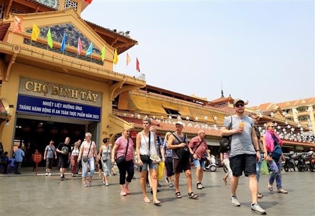 Des localites attirent un bon nombre de touristes pendant les conges du 30 avril et du 1er mai hinh anh 1