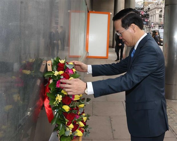Le president Vo Van Thuong rend hommage a l'Oncle Ho a Londres hinh anh 2