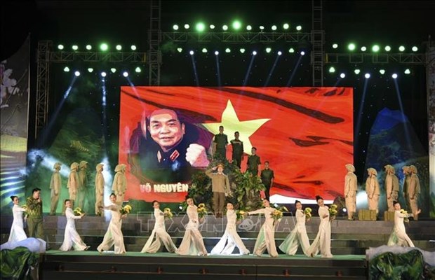 Un programme artistique commemore la victoire de Dien Bien Phu hinh anh 2