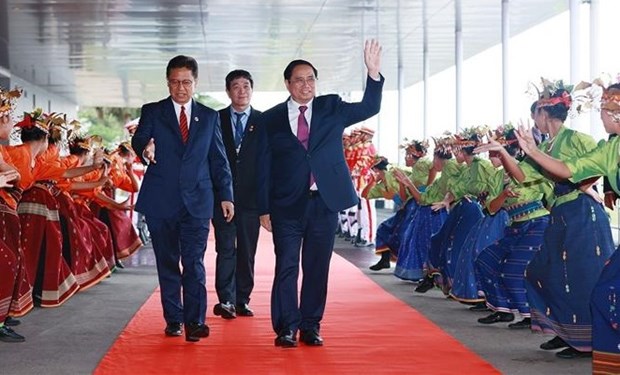Le PM est arrive en Indonesie pour assister au 42e Sommet de l’ASEAN hinh anh 1