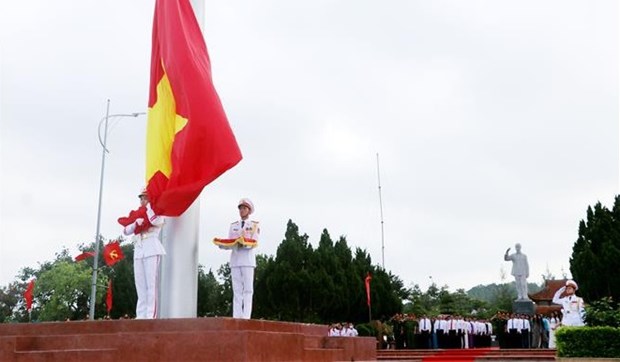 Ceremonie de lever du drapeau national sur l’ile de Co To hinh anh 1
