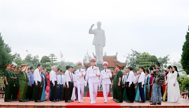 Ceremonie de lever du drapeau national sur l’ile de Co To hinh anh 2