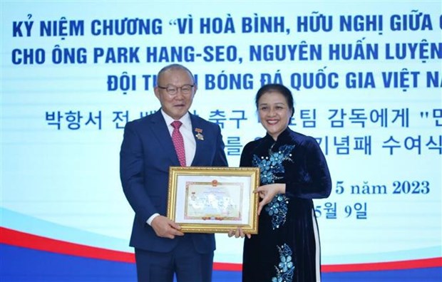 Remise de l'Insigne de la paix et de l'amitie entre les nations a Park Hang-seo hinh anh 1