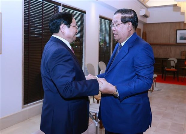 Les Premiers ministres Pham Minh Chinh et Samdech Hun Sen se rencontrent en Indonesie hinh anh 1