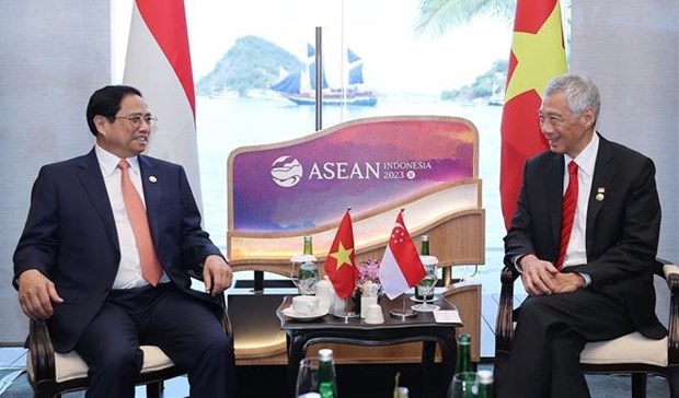 Les Premiers ministres vietnamien et singapourien se rencontrent en Indonesie hinh anh 1