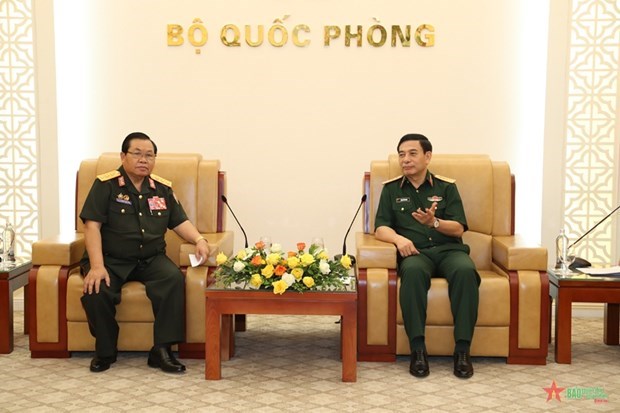 Le ministre de la Defense recoit une delegation de la Federation lao des anciens combattants hinh anh 1