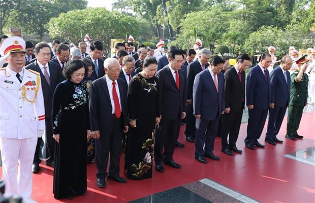 Des dirigeants rendent hommage au President Ho Chi Minh a l’occasion de son 133e anniversaire hinh anh 2