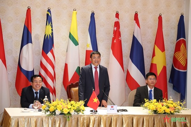 Promotion de l'initiative du Vietnam sur le placement du drapeau de l'ASEAN hinh anh 1
