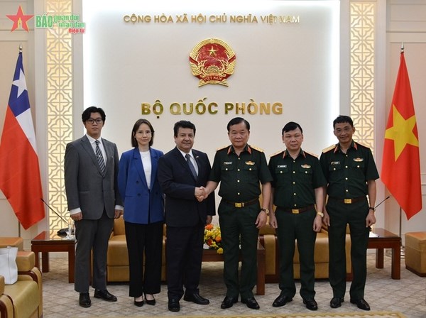 Un vice-ministre de la Defense recoit l'ambassadeur du Chili au Vietnam hinh anh 1
