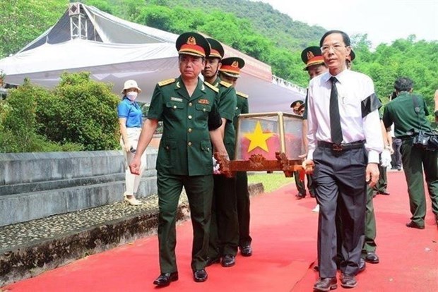 Thanh Hoa : Inhumation de restes de soldats volontaires et experts vietnamiens tombes au Laos hinh anh 1
