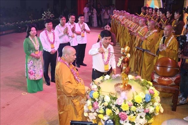 Le 2567e anniversaire du Bouddha celebre dans la province de Ninh Binh hinh anh 1