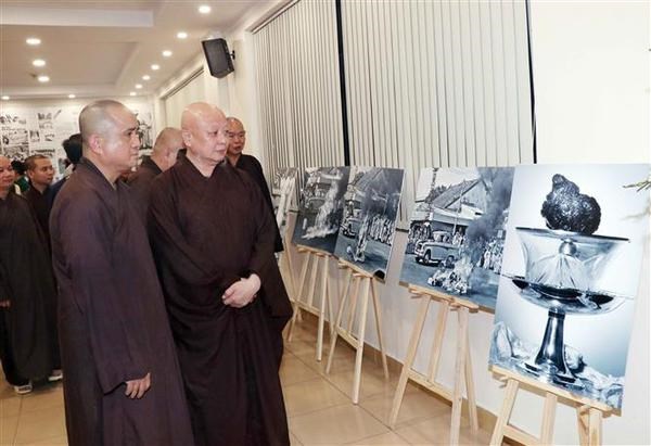 Exposition de photos et documents de presse sur le bouddhisme hinh anh 1
