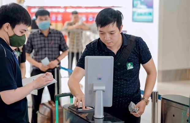 Le projet pilote de comptes eID pour les passagers aeriens debute le 1er juin hinh anh 1