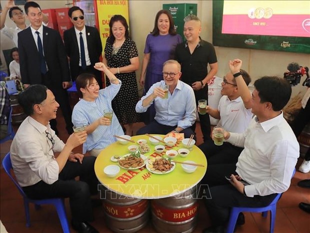 Le Premier ministre australien boit de la biere et deguste le «banh mi» hinh anh 2