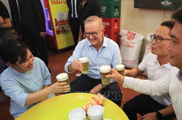 Le Premier ministre australien boit de la biere et deguste le «banh mi» hinh anh 4