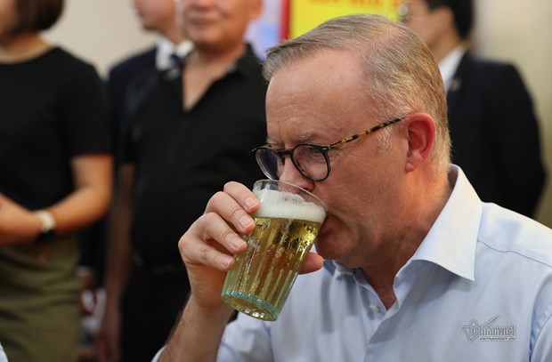 Le Premier ministre australien boit de la biere et deguste le «banh mi» hinh anh 9