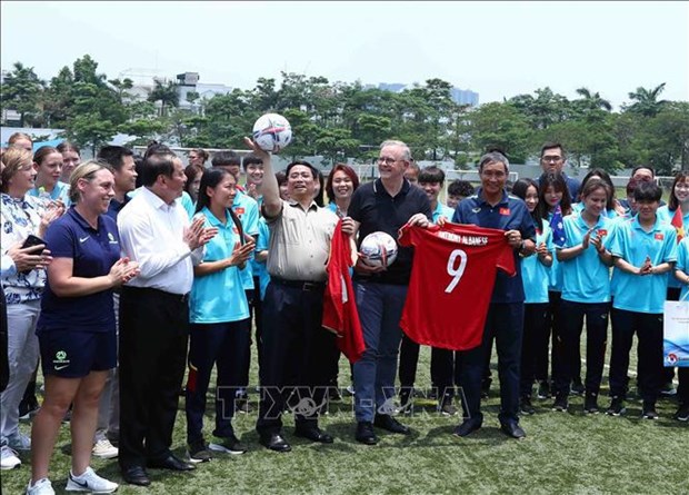 Les PM se joignent a des echanges avec des footballeuses du Vietnam et d'Australie hinh anh 1
