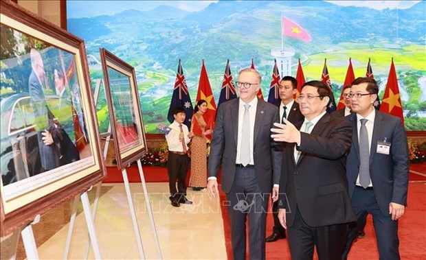 Les PM vietnamien et australien assistent a la signature d'accords de cooperation hinh anh 3
