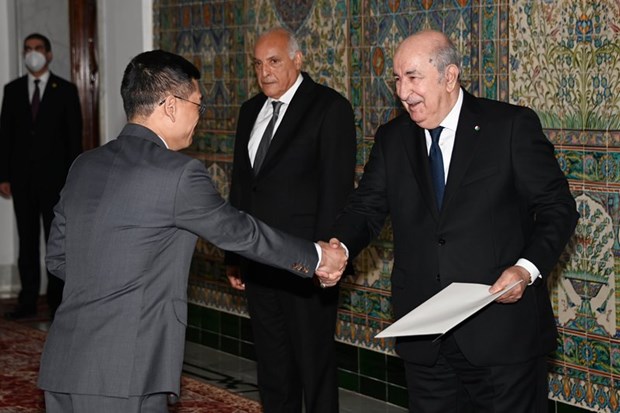 Le president algerien apprecie hautement les realisations du developpement du Vietnam hinh anh 1