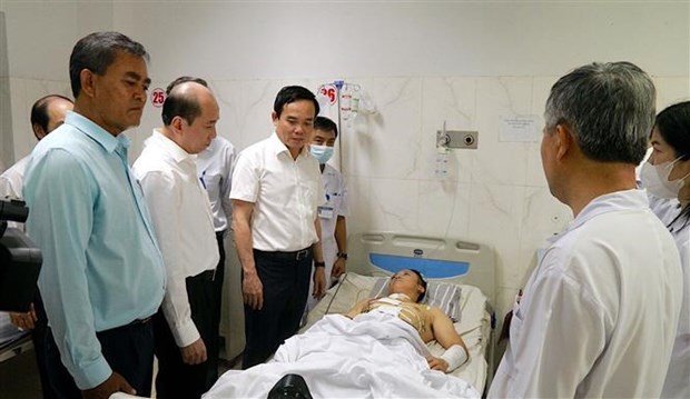 Le vice-Premier ministre Tran Luu Quang aux cotes des familles des victimes de l’attaque a Dak Lak hinh anh 2