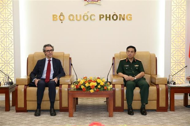 Le ministre de la Defense recoit l’ambassadeur, chef de la delegation de l’UE au Vietnam hinh anh 1
