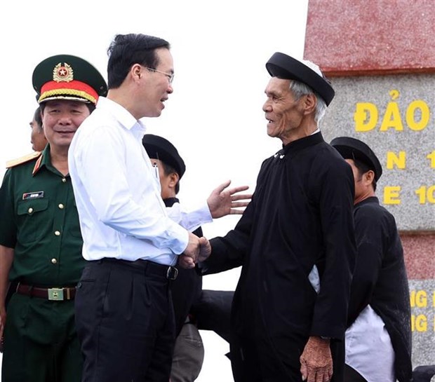Le president Vo Van Thuong visite l'ile de Phu Quy dans la province de Binh Thuan hinh anh 1