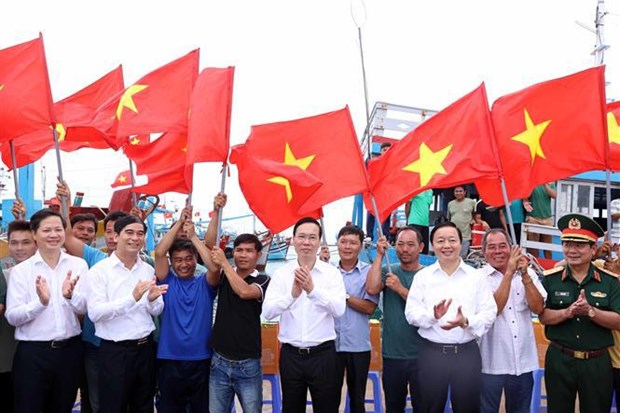 Le president Vo Van Thuong visite l'ile de Phu Quy dans la province de Binh Thuan hinh anh 2