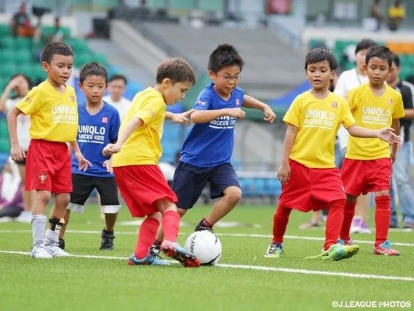 120 enfants japonais et vietnamiens participeront au JFA Uniqlo Soccer Kids au Vietnam hinh anh 1