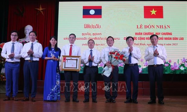 Le Laos honore les contributions de l'Universite de medecine et de pharmacie Thai Binh hinh anh 1
