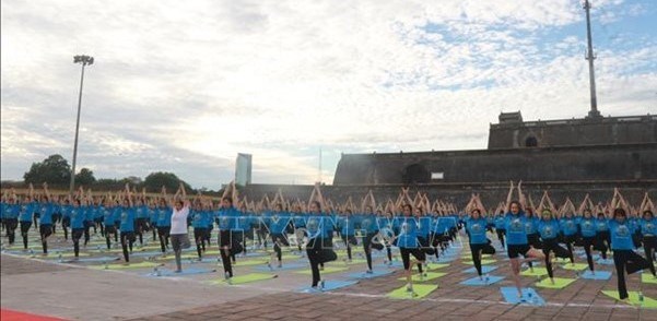 Thua Thien-Hue : plus de 1.000 personnes participent a la 9e Journee internationale du yoga hinh anh 1