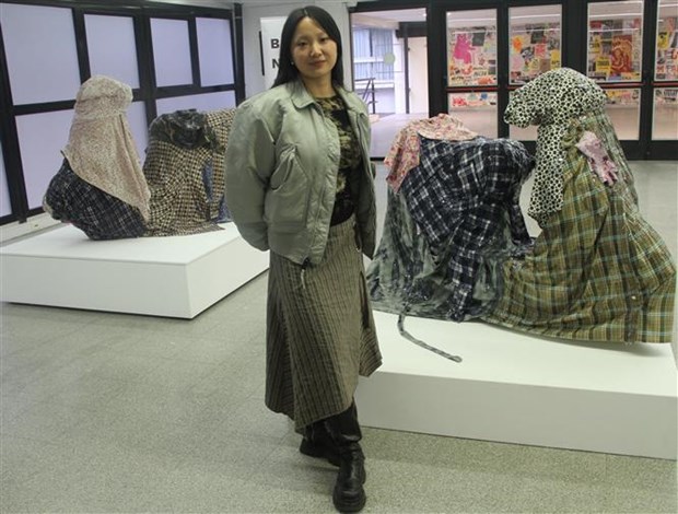 Des photos de femmes vietnamiennes presentees lors d'une exposition d'art contemporain en Argentine hinh anh 1