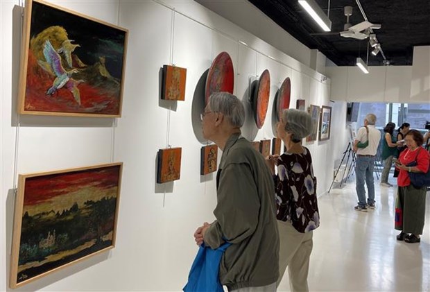 Vernissage a Paris de l’exposition « Peinture vietnamienne en matieres traditionnelles » hinh anh 1